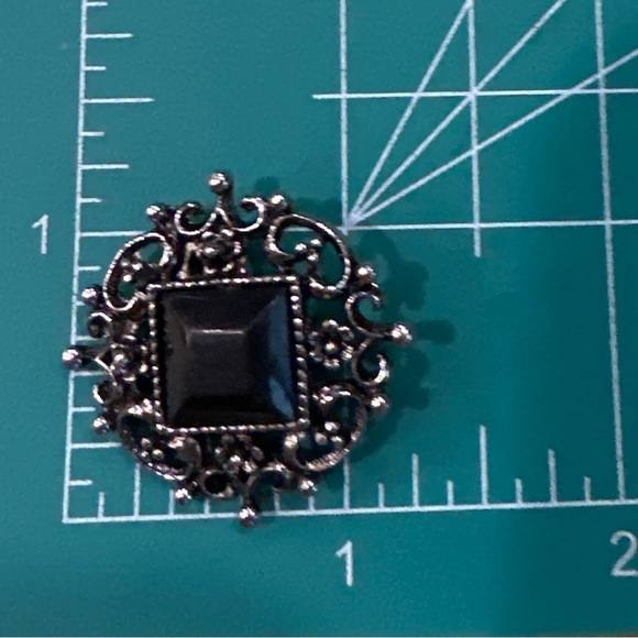 Vintage Unmarked Silver Toned Brooch with Black Inset Resin or Acrylic Stone - Picture 12 of 15